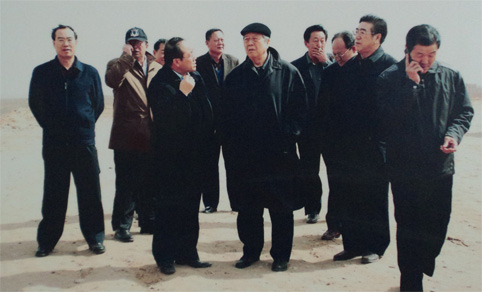 2008年3月原自治区党委书记王群（前中）等领导来风水梁考察
